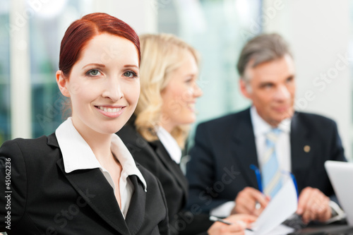 Geschäftsleute - Besprechung in einem Büro © Kzenon