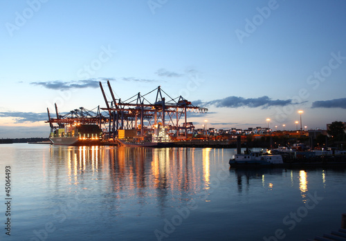 Burchardkai zur blauen Stunde