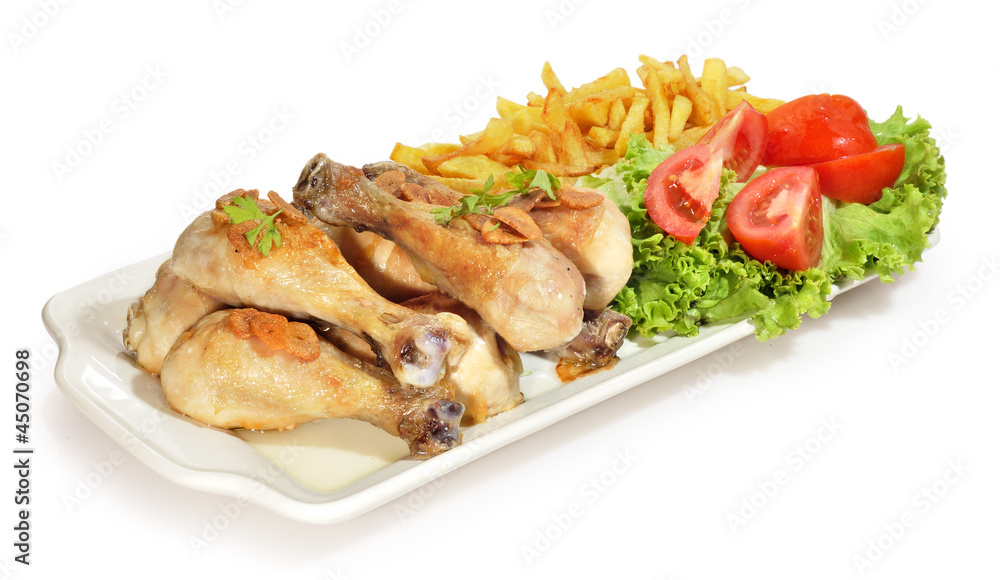 Muslos de pollo con ensalada y patas fritas. Muslos de pollo con ensalada y patas fritas.