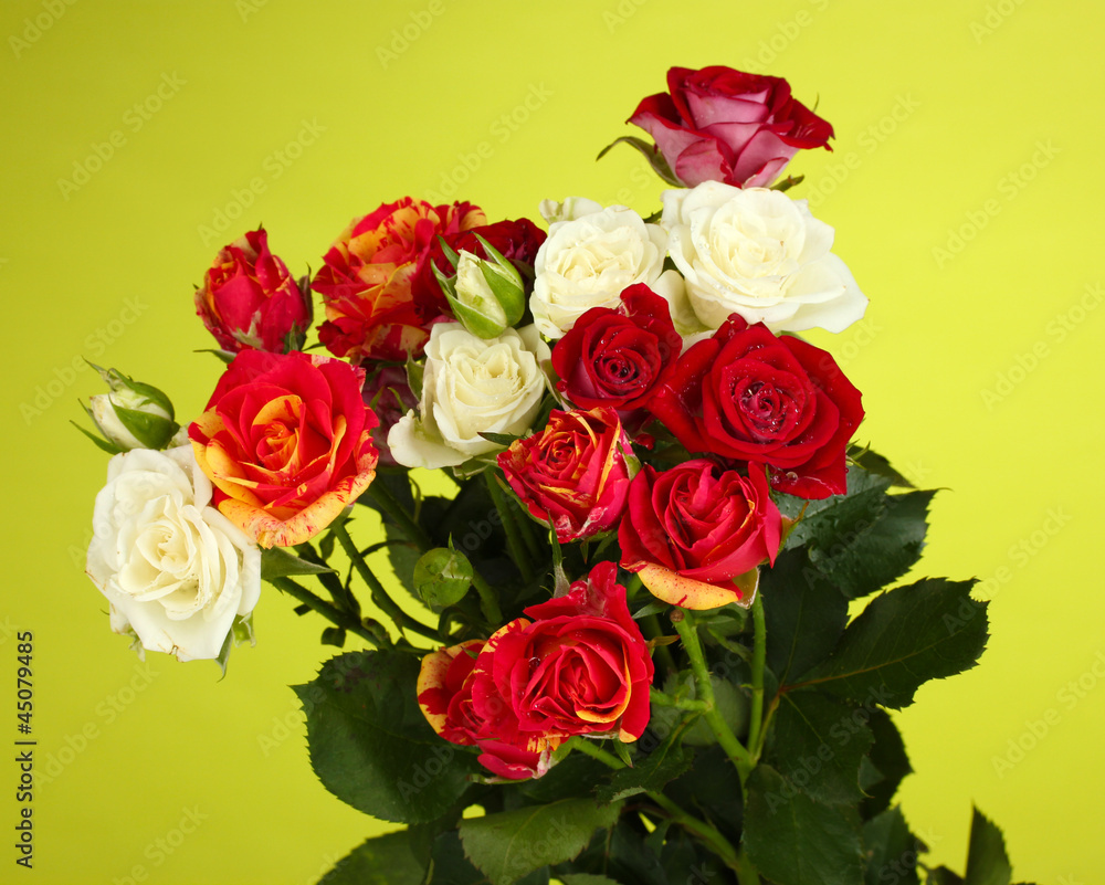 Naklejka premium Bouquet of beautiful roses on green background close-up