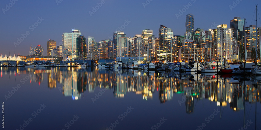Fototapeta premium Noc w centrum Vancouver, Kanada BC