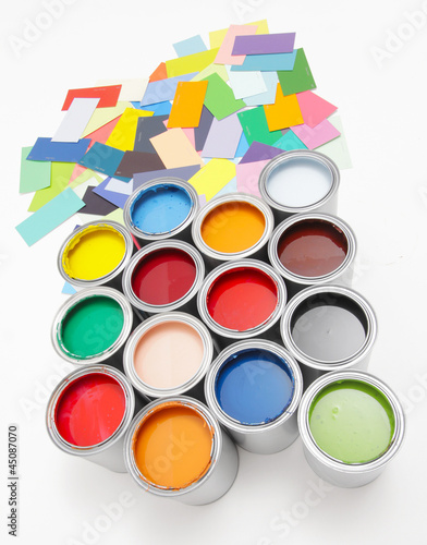 Bunte Farbdosen mit Farbkarten