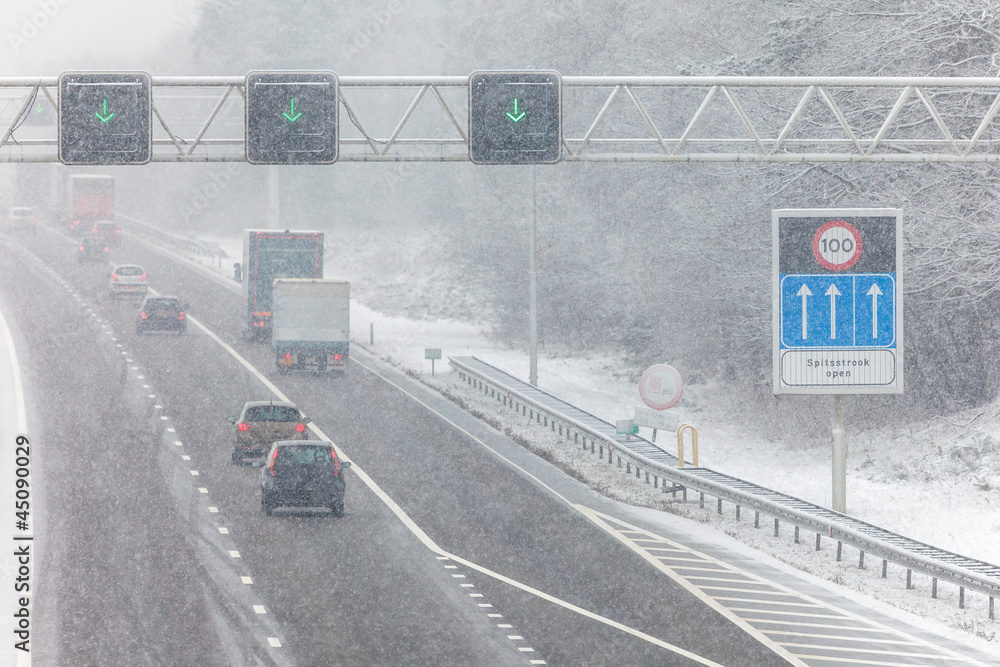 Fototapeta premium Dutch highway during winter snow