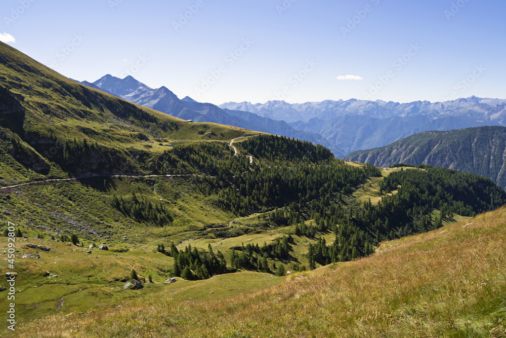 veduta panoramica strada alpina valle d'aosta italia