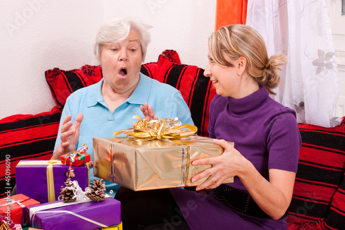 alte frau bekommt tolles geschenk von junger frau photo