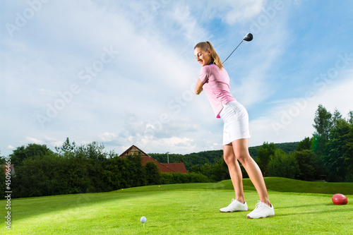 Junge Golf Spielerin am Golfplatz beim Abschlag