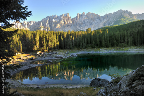 Fototapeta Naklejka Na Ścianę i Meble -  Dolomiti, Lago di Carezza - Karersee - monte Latemar