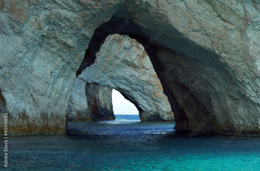 Błękitne jaskinie na wybrzeżu greckiej wyspy Zakynthos - obrazy, fototapety, plakaty 