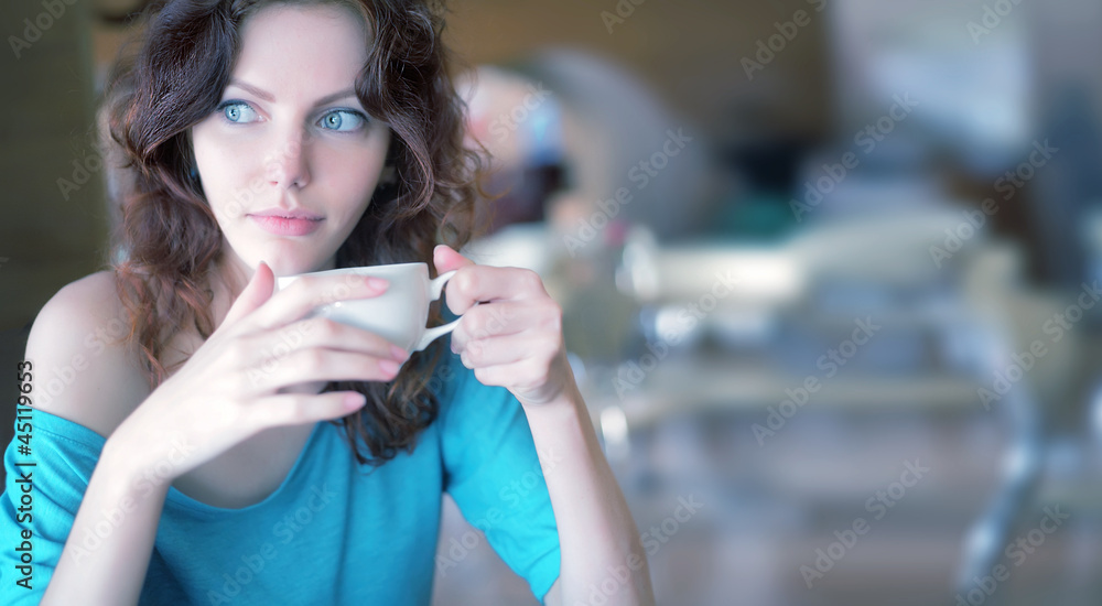 Naklejka premium beautiful woman drinking coffee