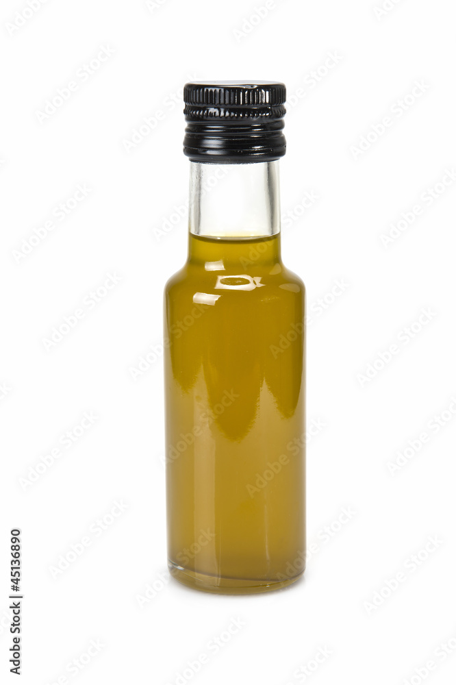 Botella de aceite de oliva virgen extra sobre fondo blanco