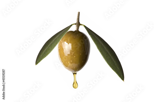 Aceituna con hojas goteando aceite de oliva photo