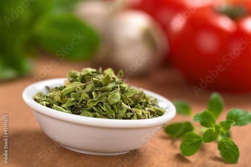 Dried oregano leaves in small bowl