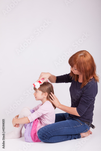 Die Mutter bürstet der Tochter die Haare