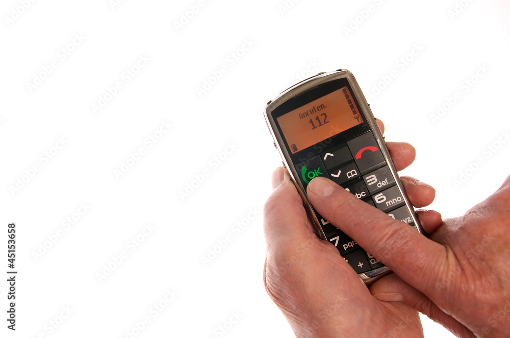 Seniorenfinger drückt Notruf auf Mobiltelefon Seniorenfinger drückt Notruf auf Mobiltelefon