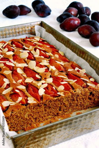 Ciasto ze śliwkami i migdałami Cake with plums and almonds