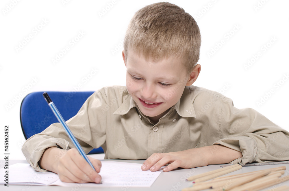 chłopiec rysujący w klasie - obrazy, fototapety, plakaty 