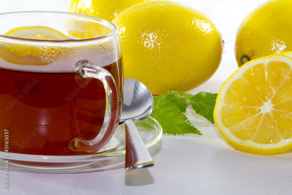 Schwarzer Tee mit Zitrone