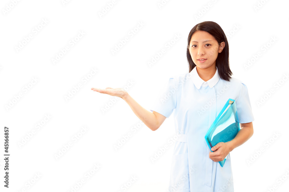 笑顔で案内する看護師