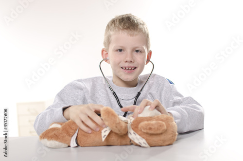 chłopiec bawiący się w doktora