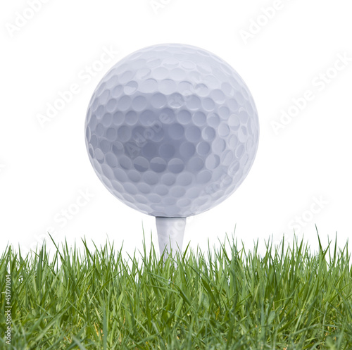 Golfball auf Tee im Golfrasen