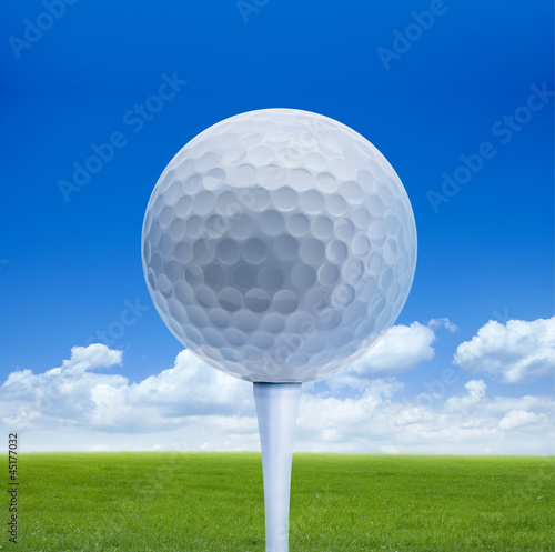 Golfball auf Golfplatz