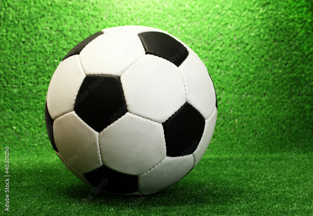 Fototapeta premium piłka nożna na sztucznej zielonej trawie