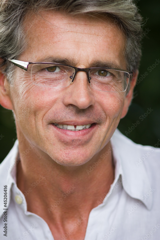 portrait d'un homme souriant portrait d'un homme souriant