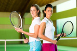 Frauen spielen Tennis im Fitnessstudio