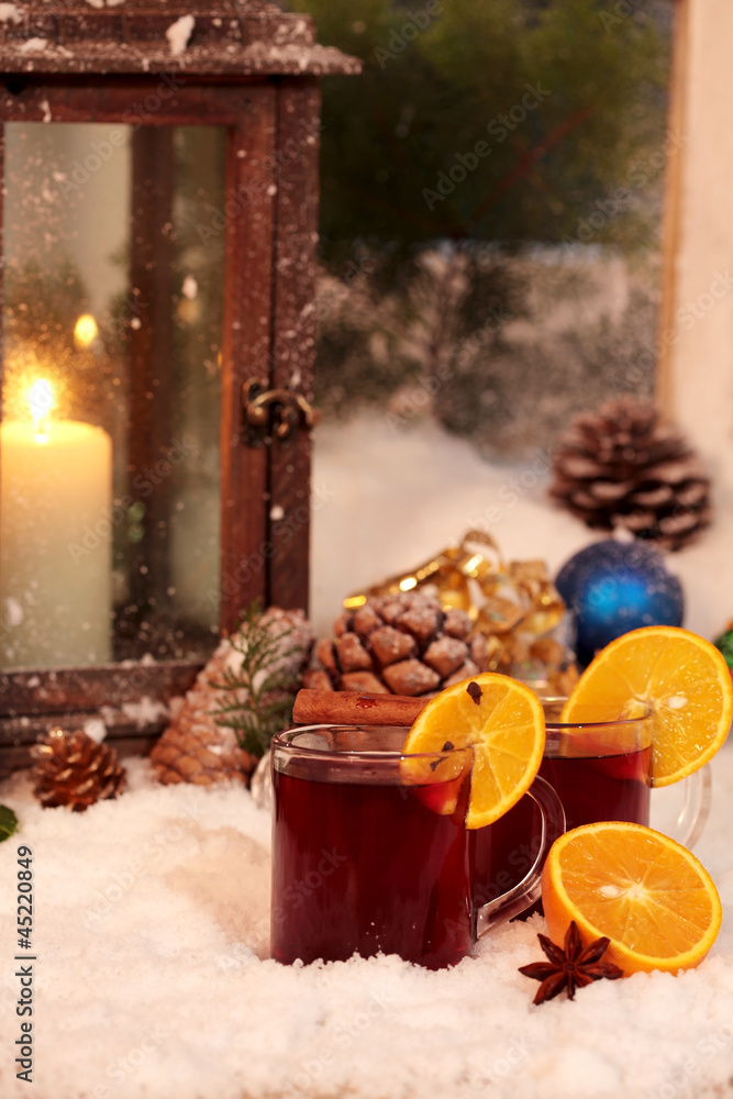 Punsch Glühwein mit Orangenscheibe und Gewürzen Punsch Glühwein mit Orangenscheibe und Gewürzen