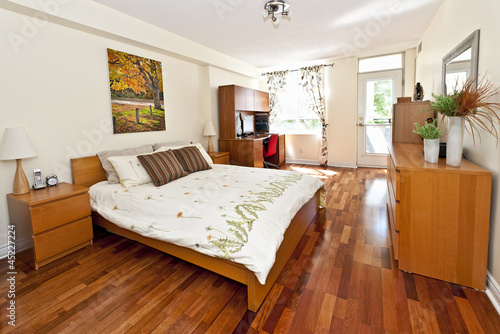 Foto Bedroom interior with hardwood floor