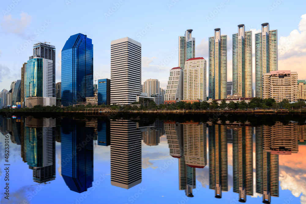 Obraz premium Building with Reflection