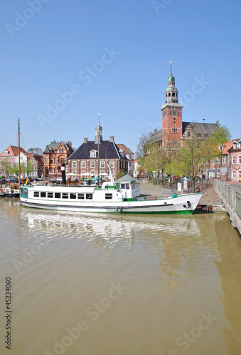 Leer in Ostfriesland mit Waage und Rathaus