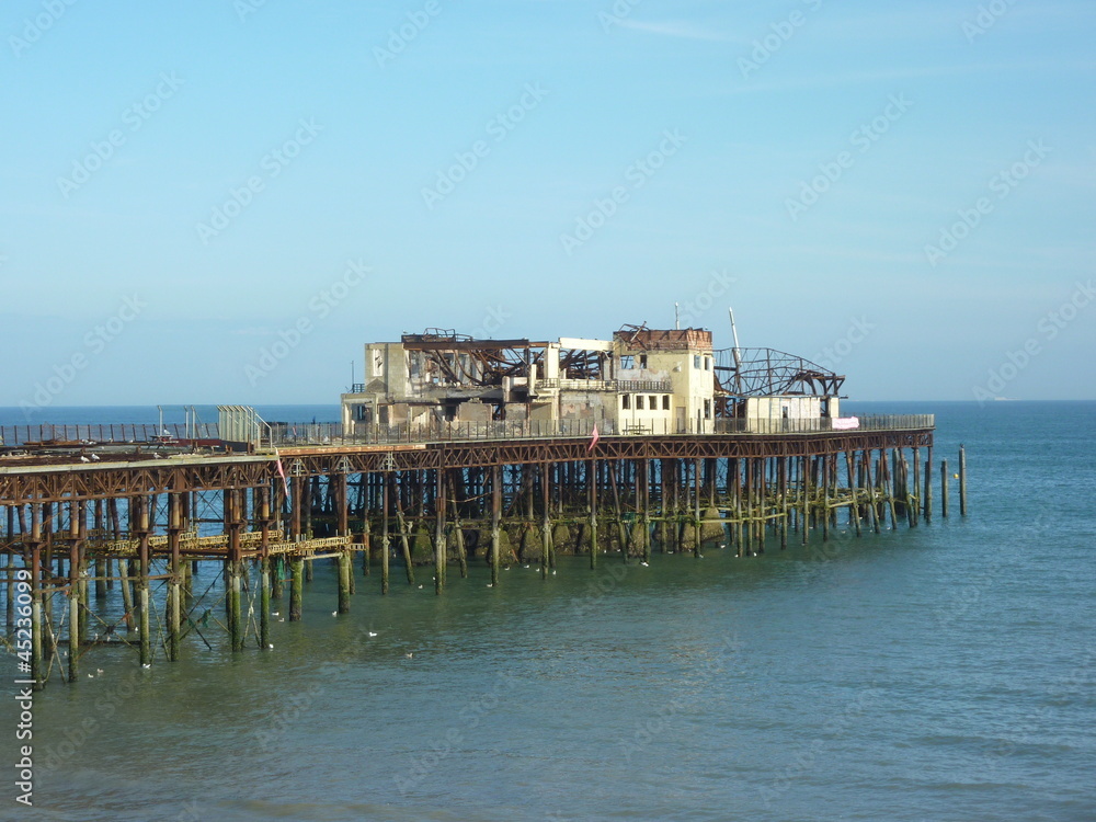 Fototapeta premium Pier in Hastings nach Brand