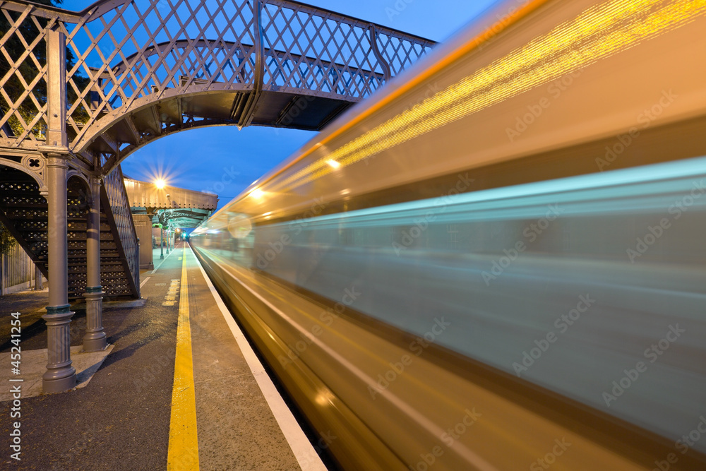 Naklejka premium Train station at night