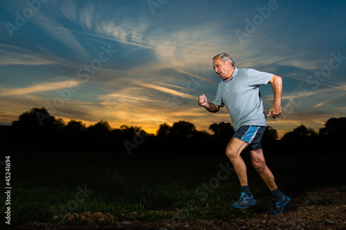 Quadro em tela Senior joggt vor sonnenuntergang