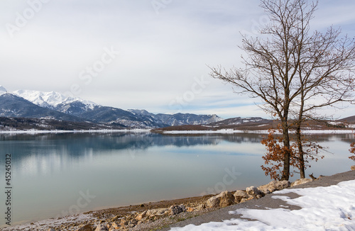 Fototapeta Naklejka Na Ścianę i Meble -  Lake Plastiras in the winter, Thessaly, Greece