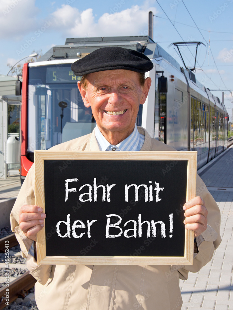 Foto de Rentner mit Schild Fahr mit der Bahn do Stock | Adobe Stock