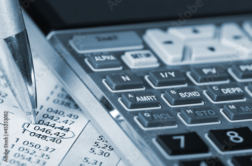 Fényképezés Calculator and a financial document.