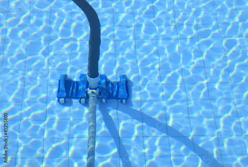 Swimming pool cleaning tool