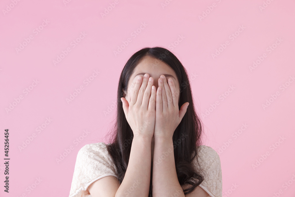 顔を隠す女性 顔を隠す女性