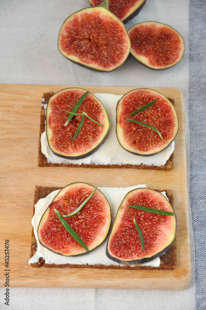 Vollkornbrot mit Feigen und Frischkäse Vollkornbrot mit Feigen und Frischkäse