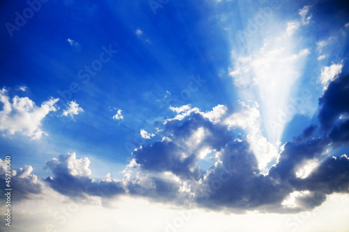 blue cloudy sky and bright sun beams © Serp