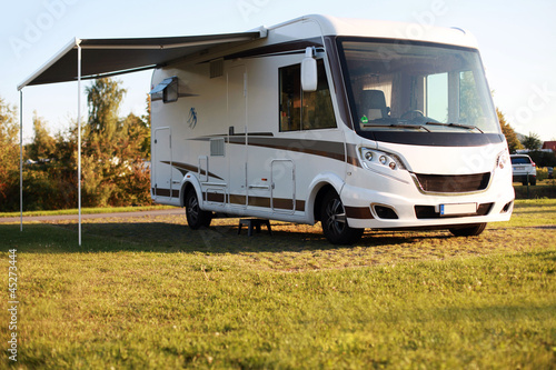 mit dem Wohnwagen auf dem Campingplatz