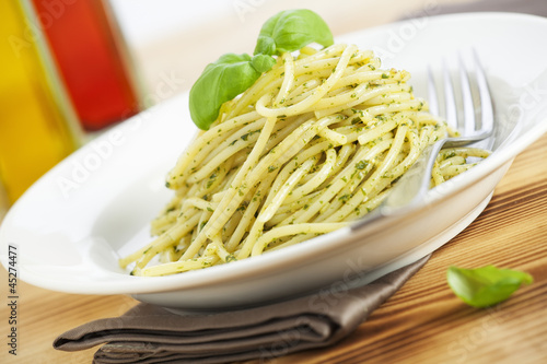 Spaghetti mit Basilikumpesto photo