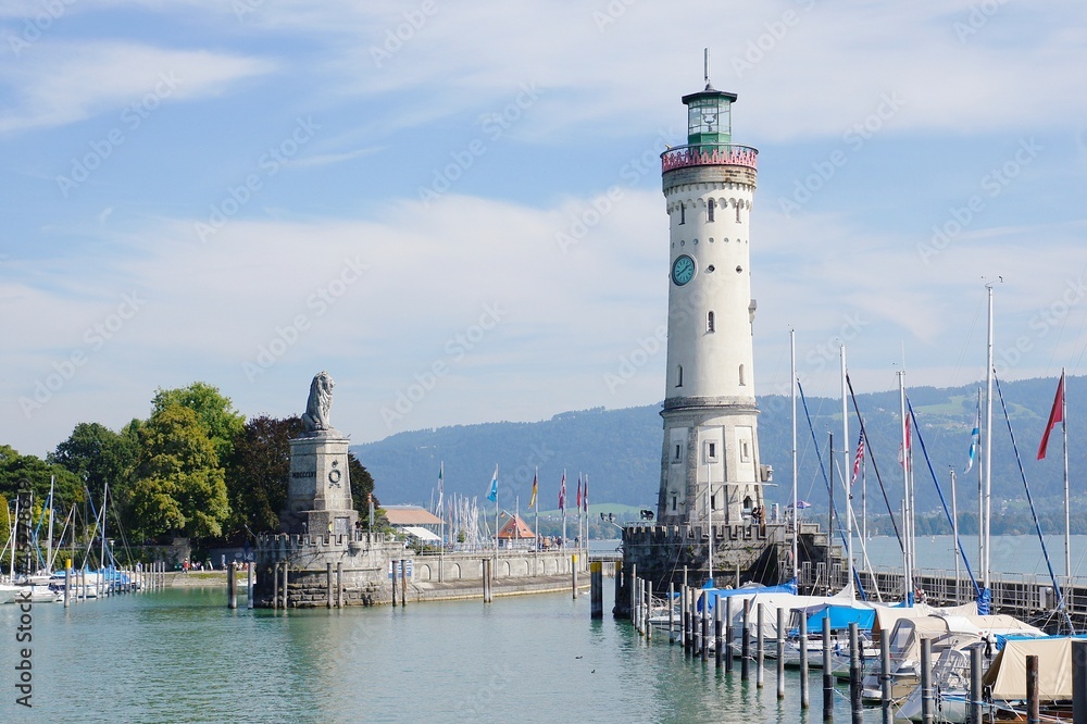 Leuchtturm und bayrischer Löwe an der Hafeneinfahrt in Lindau