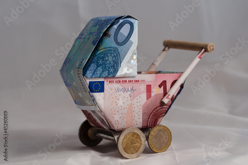 Kinderwagenmodell aus Geld