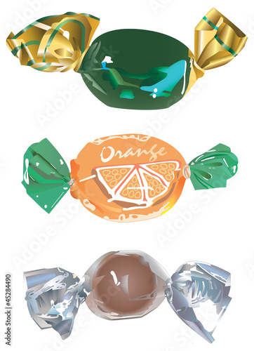 Trois bonbons enveloppés, papier métallisé et transparent