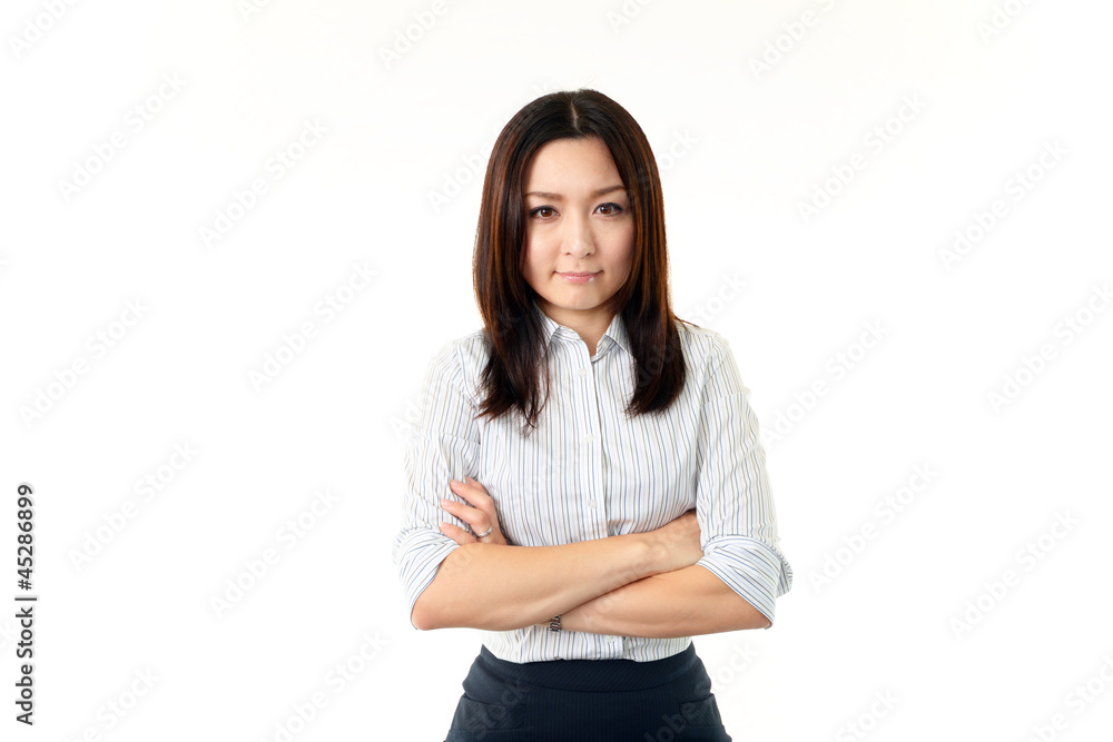 腕組みをして真剣なん表情を浮かべるオフィスレディー 腕組みをして真剣なん表情を浮かべるオフィスレディー