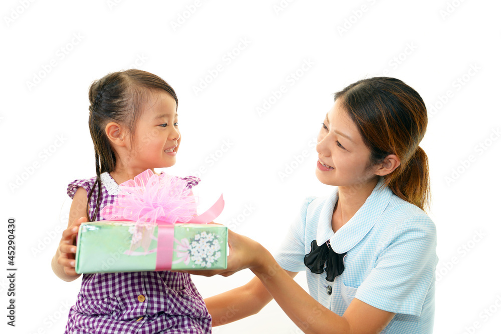 プレゼントを持って微笑む女の子とお母さん プレゼントを持って微笑む女の子とお母さん