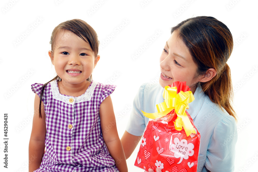 お母さんにプレゼントを贈る女の子